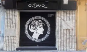 Persiana y fachada para Bar Olympo