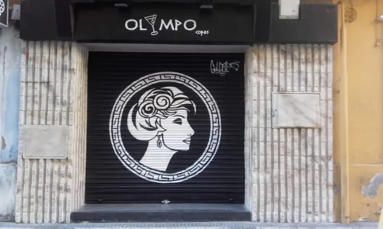 Persiana y fachada para Bar Olympo