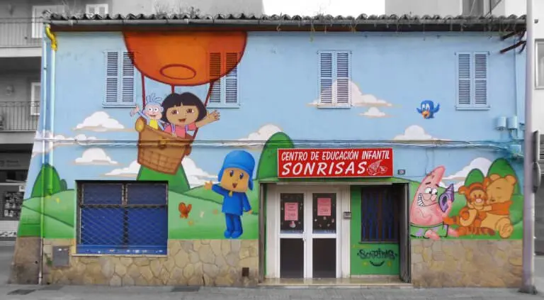 Escoleta sonrisas en calle Aragón de Palma, trabajo de Mr. disoh