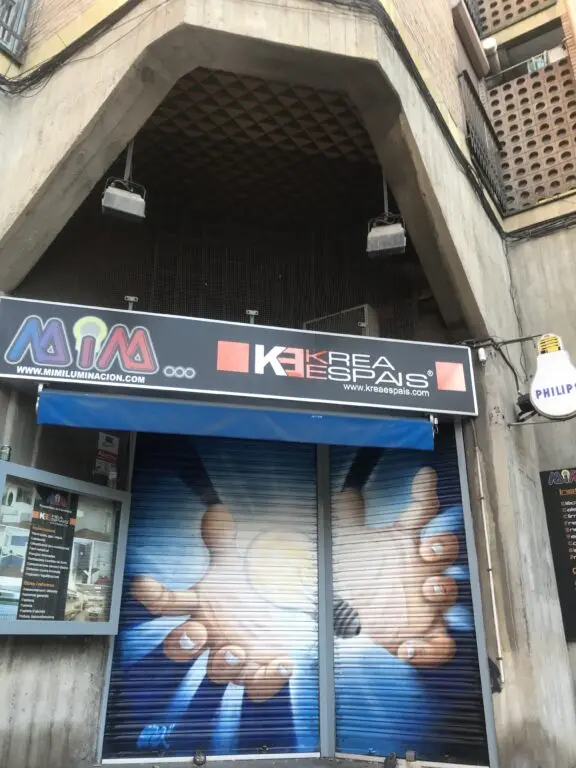 Graffiti en cierre metálico: MIM y Krea espais, trabajo de MuralONAs