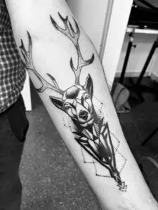 Tatuaje ciervo en el brazo