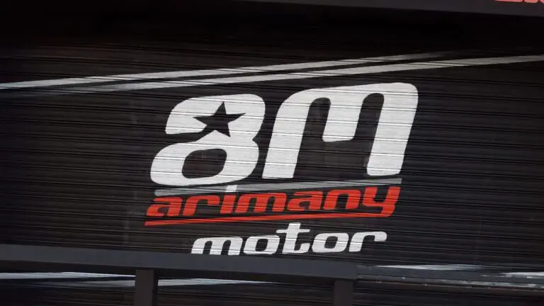 Murales: Realizamos la decoración integral de la nueva tienda de motos Arimany., trabajo de Alberto Martin