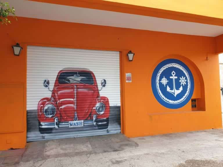 Mural pintado en un cierre de un lavadero