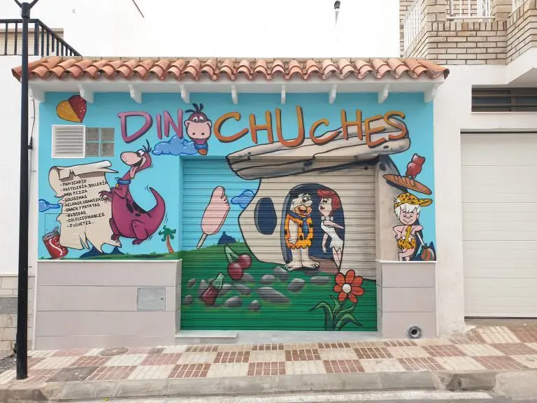 Graffiti en tienda de chucherías Dinochuches