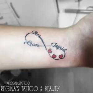 Tatuaje con el simbolo de Infinito en la muñeca