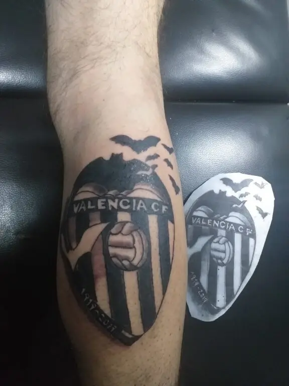 Tatuaje escudo del Valencia, trabajo de Tatuadora Edem Arte en tu piel