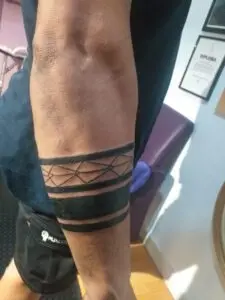 Tatuaje Brazalete en el brazo