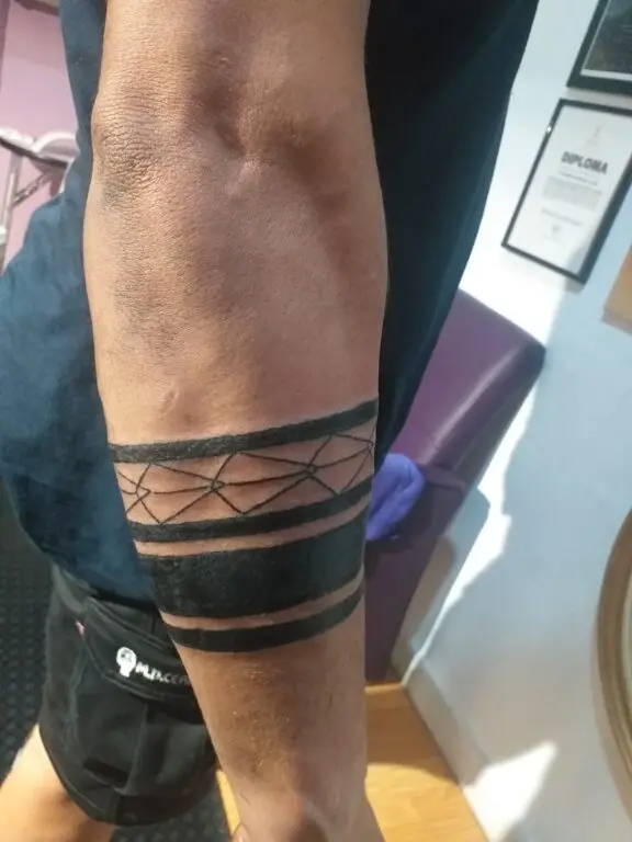Tatuaje Brazalete en el brazo, trabajo de Tatuadora Edem Arte en tu piel