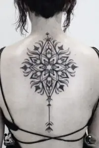 Tatuaje Dark Mandala en la espalda
