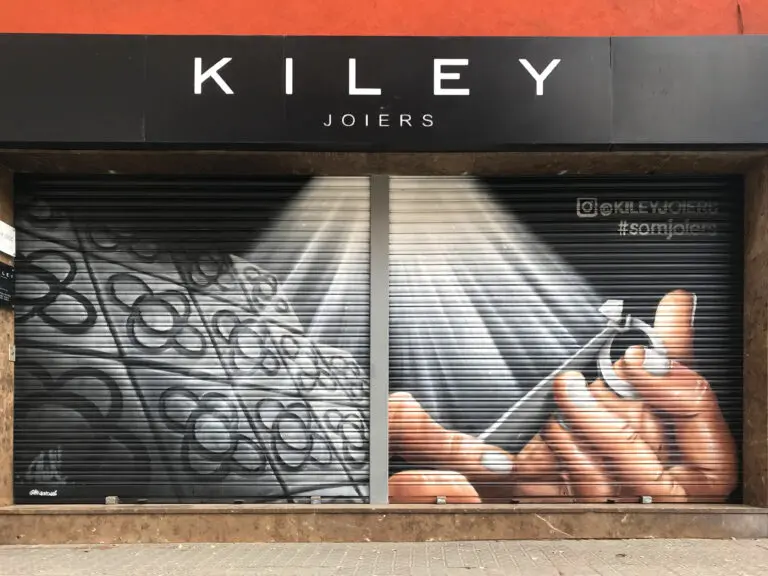 Mural decorativo en la persiana de la Joyeria Kiley