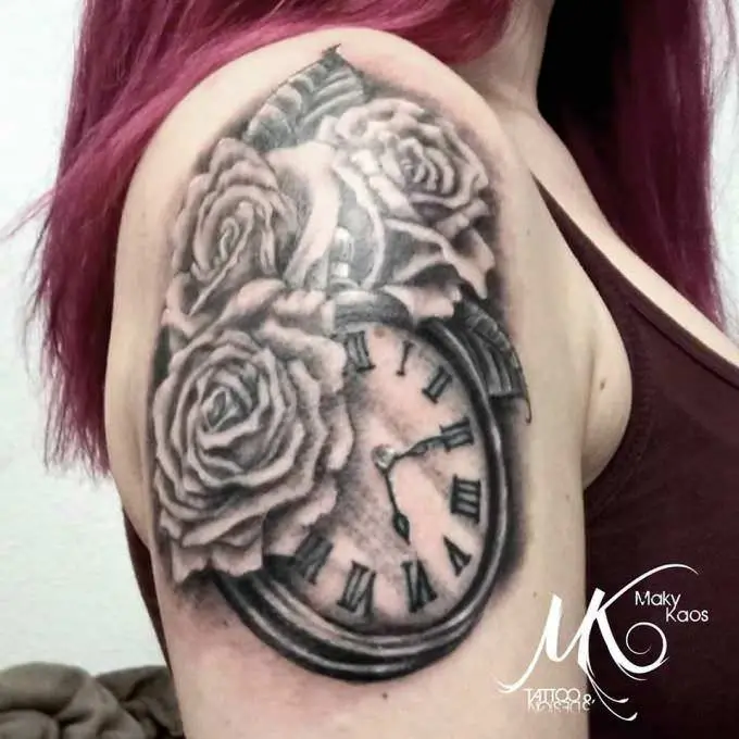 Tatuaje Black and grey: Tatuaje rosas y reloj en el hombro