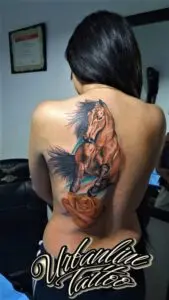 Tatuaje en la espalda con un caballo