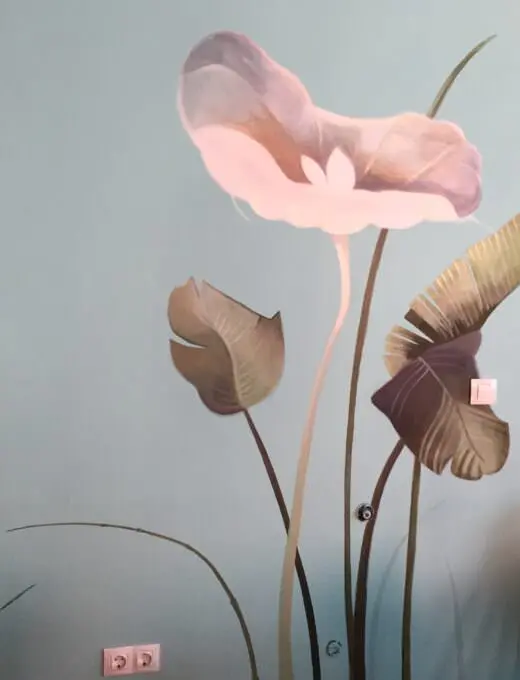 Decoración mural con naturaleza de una zona de espera, trabajo de Marta Martin Calvo