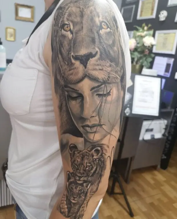 Tatuajes de una leona en el brazo