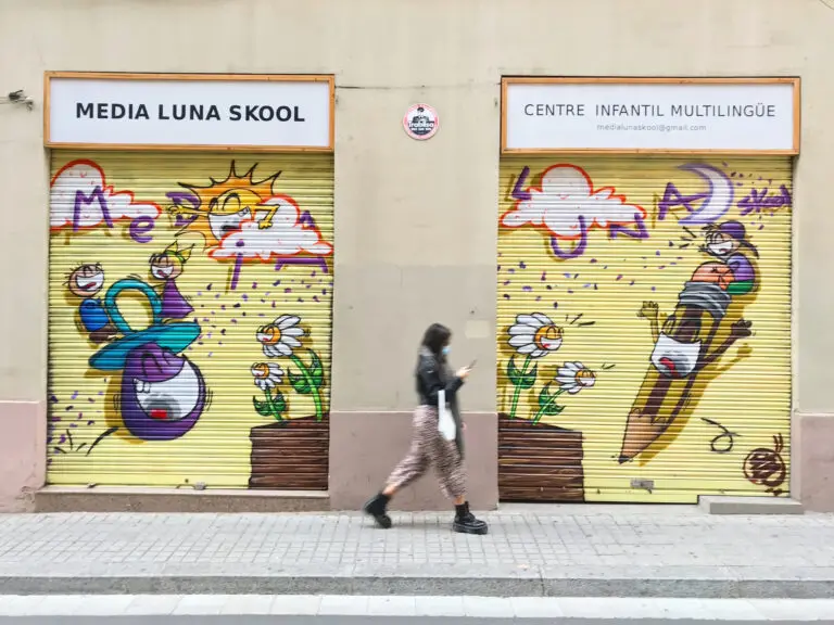 Graffiti en cierre metálico: Media Luna Skool, trabajo de MuralONAs