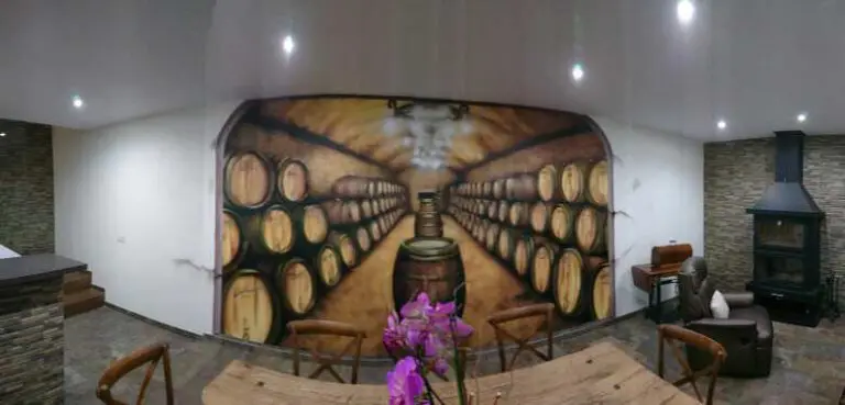 Bodega con mural de barriles