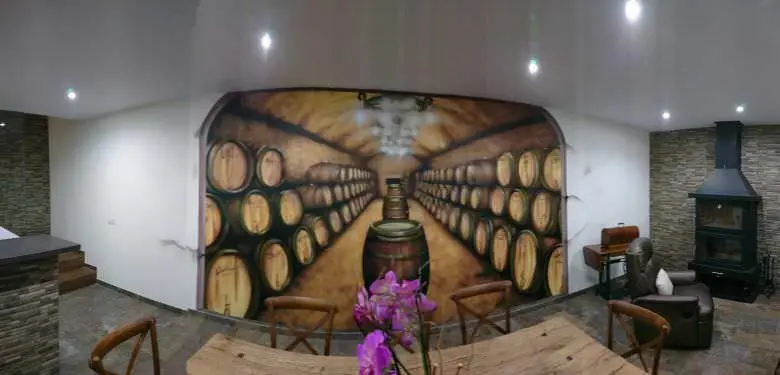 Bodega con mural de barriles