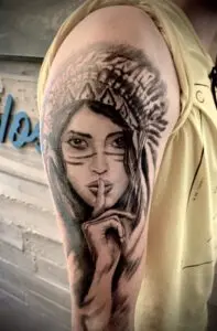 Tatuaje India en el hombro estilo black and grey