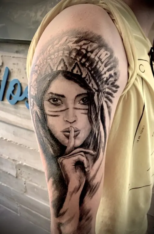 Tatuaje India en el hombro estilo black and grey