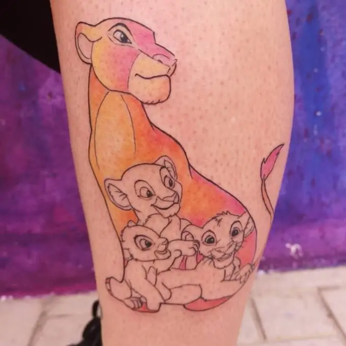Tatuaje de El Rey León, trabajo de Zima Estudio