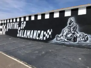 Fachada decoración de karting con mural