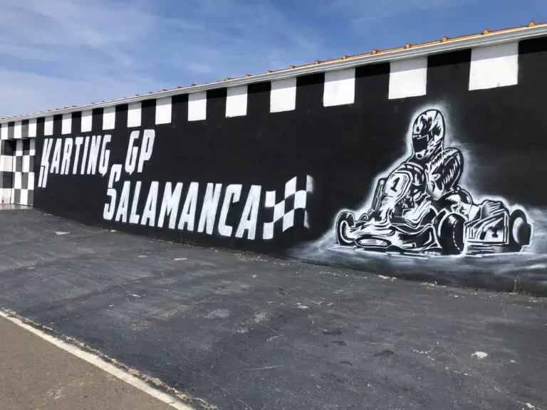 Fachada decoración de karting con mural