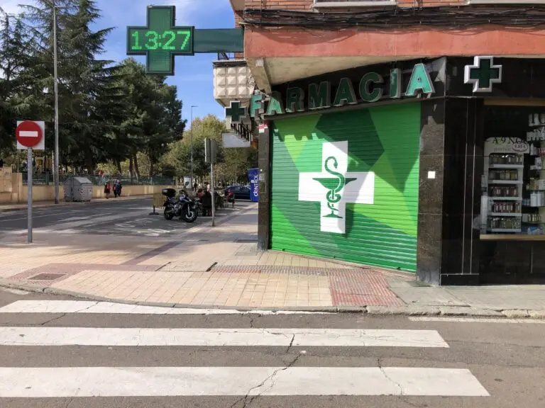 Decoración de persiana en farmacia, trabajo de kikeart