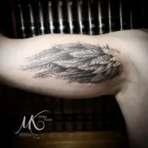 Tatuajes alas en el brazo