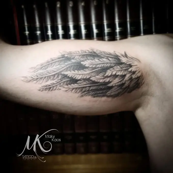 Tatuajes alas en el brazo