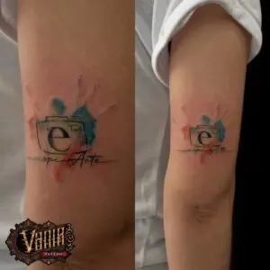 Tatuaje watercolor antebrazo