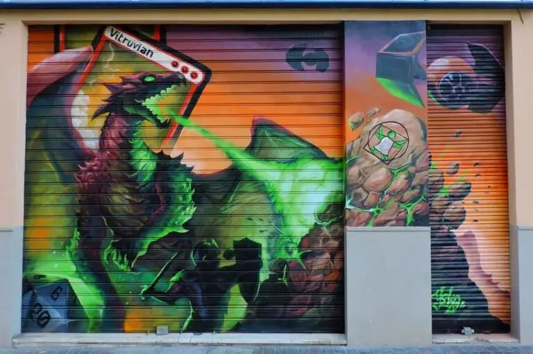 Graffiti en cierre metálico: Vitruvian Freaks