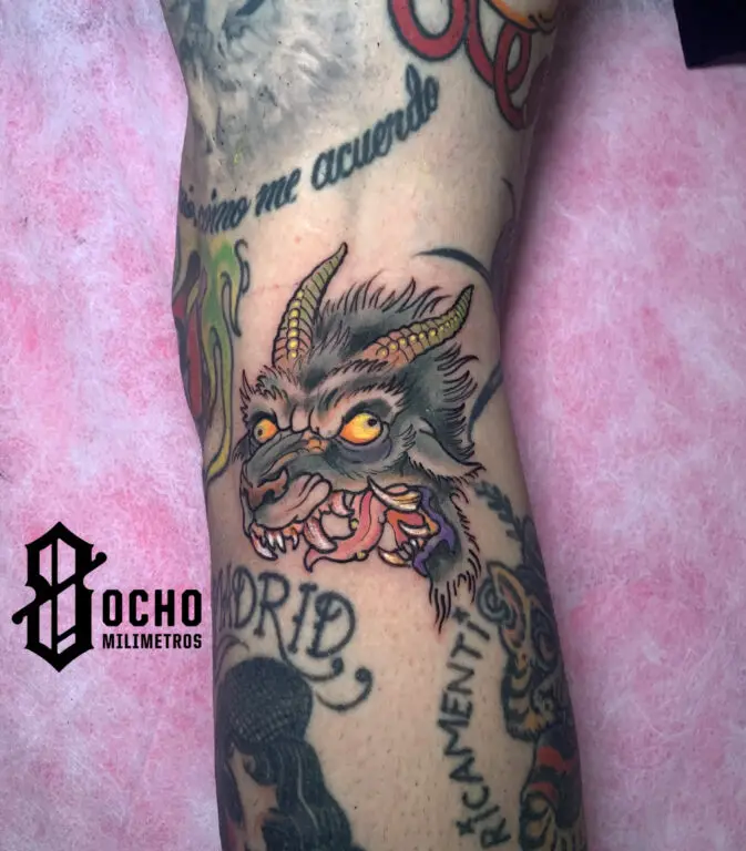 Tatuaje en el brazo de una terrocaricatura de una cabra :), trabajo de 8 Milímetros Tattoo