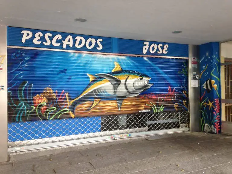 Graffiti en cierre: Bajo del mar, trabajo de Richy Loker