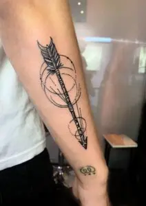Tatuaje de una flecha en el antebrazo