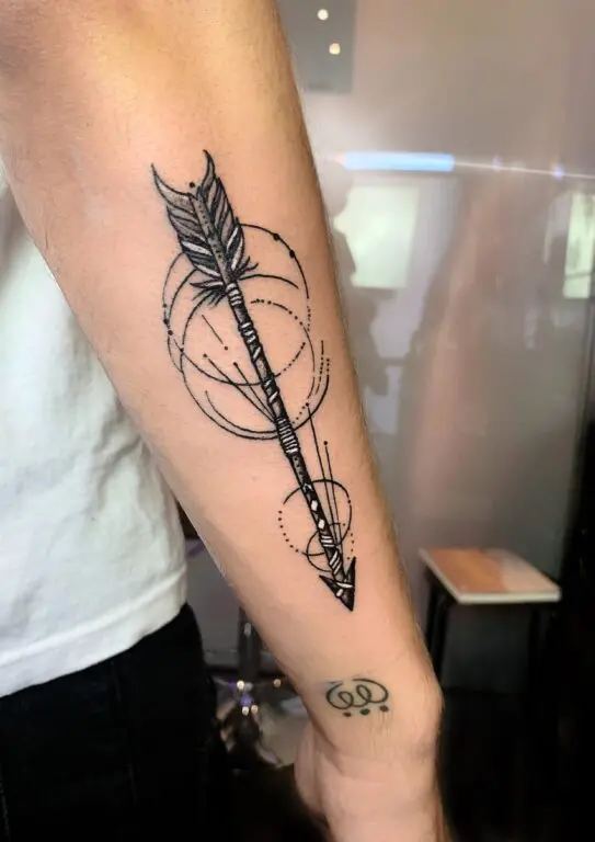 Tatuaje de una flecha en el antebrazo, trabajo de Mare Nostrum Tattoo