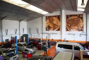 Mural decorativo para el taller de furgonetas Revivans de Pamplona