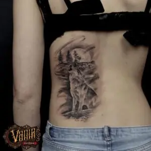 Tatuaje lobo en la noche en la espalda