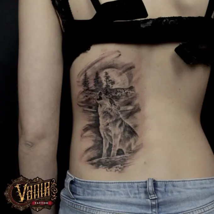 Tatuaje lobo en la noche en la espalda