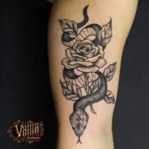 Tatuaje serpiente con rosa en negro y gris