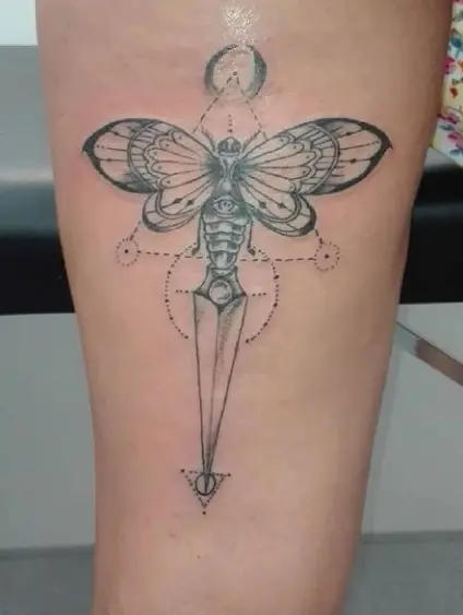 Tatuaje hada con cuchillo