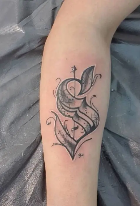 Tatuaje letra s, trabajo de Benji Hurtado