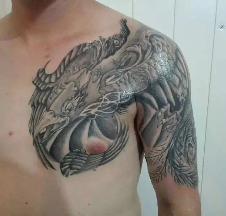 Tatuaje ave Fenix en el hombro, trabajo de Benji Hurtado