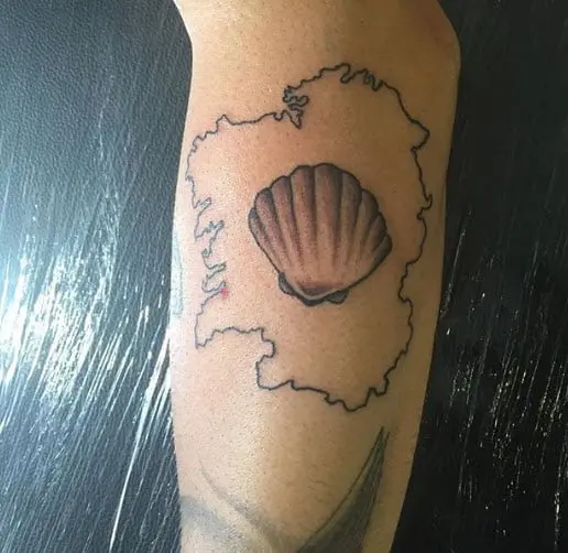 Tatuaje Mapa Galicia Concha Compostelana, trabajo de Borja Portela Bernárdez