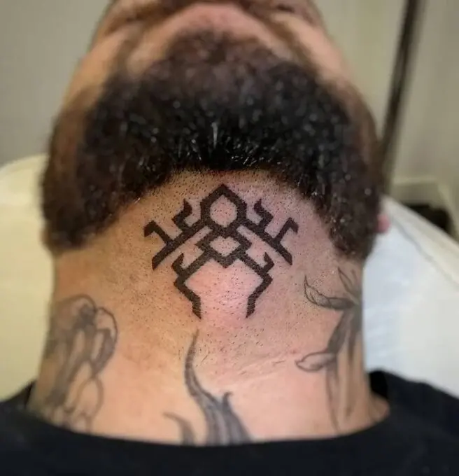 Tatuaje en el cuello