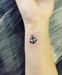 Tatuaje minimalista ancla