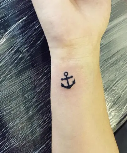 Tatuaje minimalista ancla, trabajo de Borja Portela Bernárdez