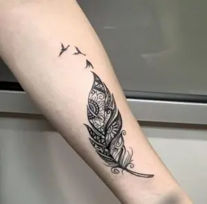 Tatuaje pluma mándala