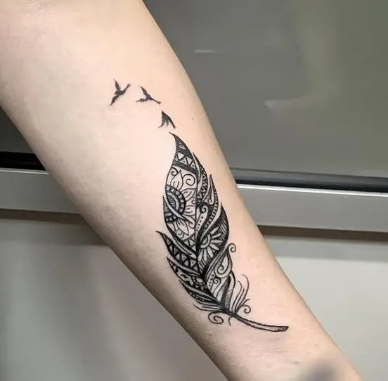 Tatuaje pluma mándala