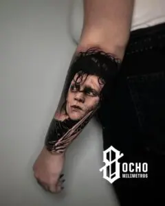 Tatuaje realista Eduardo manos tijeras en el antebrazo