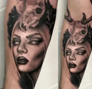 Tatuaje retrato de una mujer. Estilo realista en el brazo (black and  grey) — Tatuajes realistas